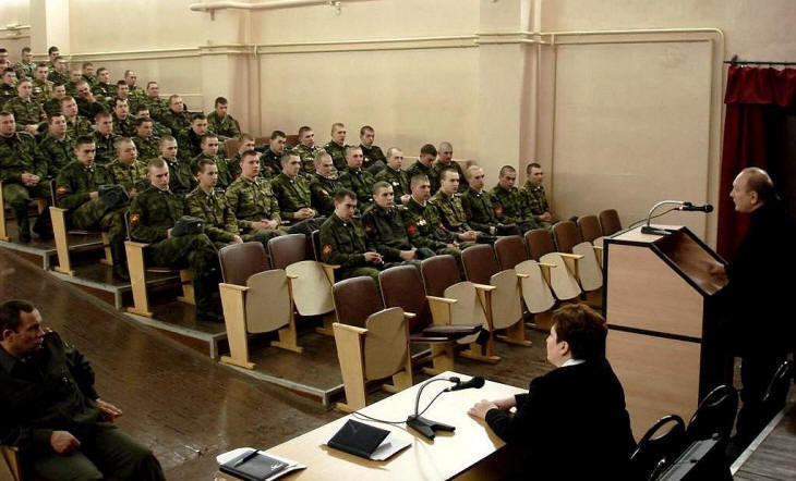 НСНБР. Открытый урок против наркотиков председателя НСНБР А.Г.Огнивцева (на фото справа) для офицеров и солдат ЦИАБ министерства обороны РФ. 2007 год. Бронницы. Московская область. Фото НСНБР.
